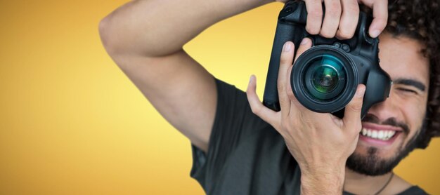 Imagem composta de fotógrafo masculino sorridente tirando foto