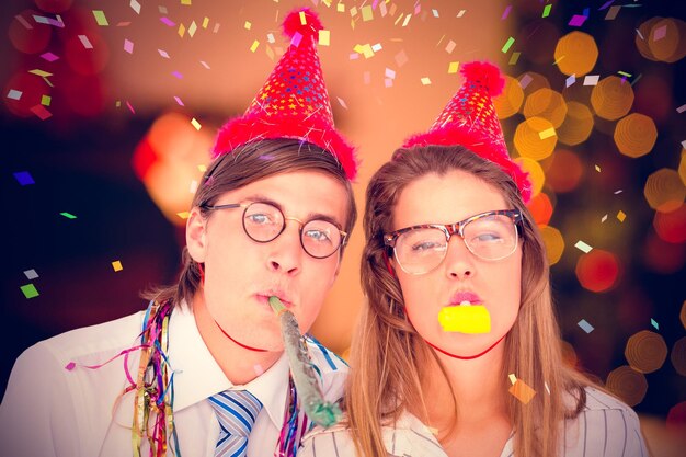 Imagem composta de hipster nerd usando um chapéu de festa com buzina de festa