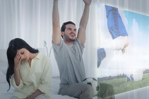 Imagem composta de homem assistindo esporte na televisão ao lado de sua esposa entediada