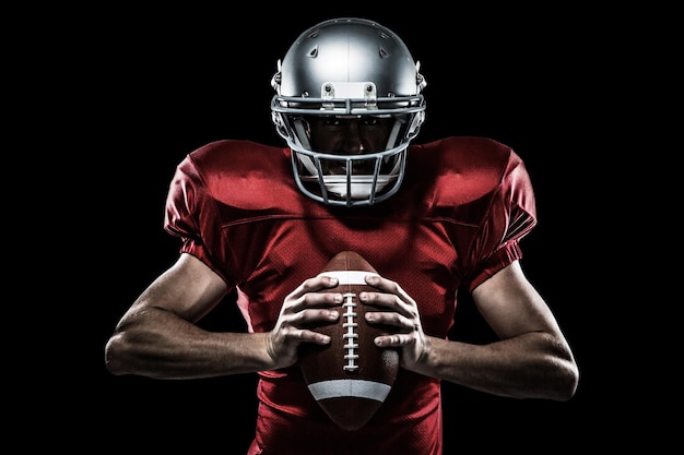 Imagem composta de jogador de futebol americano em camisa vermelha e capacete segurando uma bola