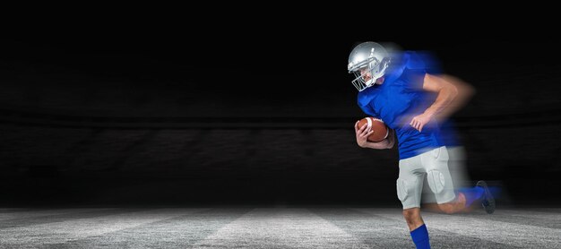 Imagem composta de jogador de futebol americano segurando uma bola no ar