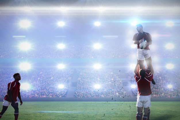 Imagem composta de jogador de rugby pegando a bola no ar