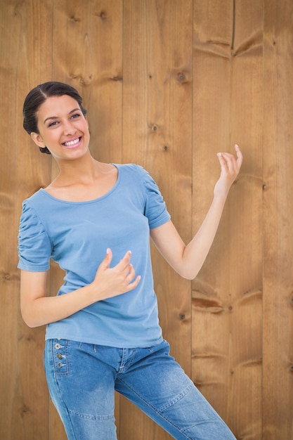 Imagem composta de linda morena tocando violão