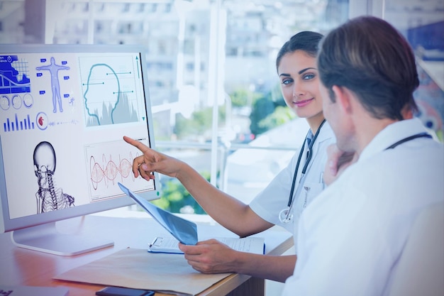 Foto imagem composta de médico mostrando a tela de um computador para um colega