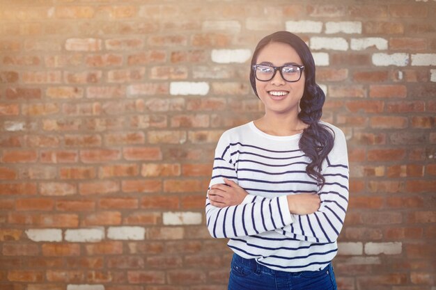 Imagem composta de mulher asiática sorridente com os braços cruzados, olhando para a câmera