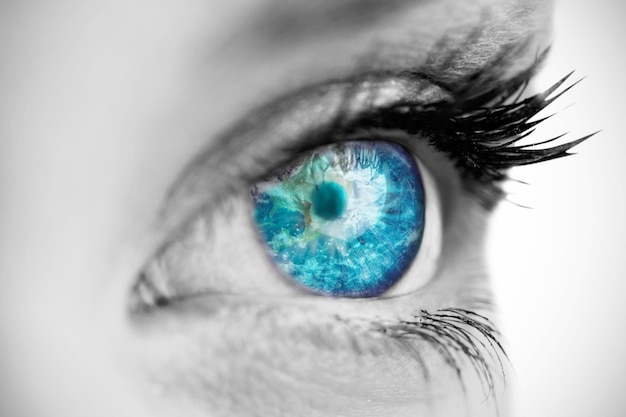 Foto imagem composta de olho azul em rosto feminino