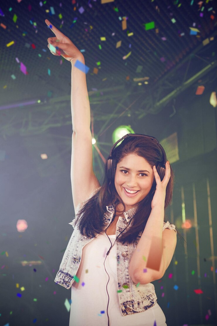 Foto imagem composta de retrato de dj feminino se divertindo enquanto ouve música no fone de ouvido