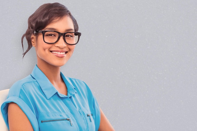 Foto imagem composta de retrato de empresária sorridente usando óculos de leitura