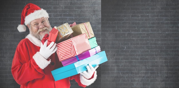 Foto imagem composta de retrato de papai noel alegre segurando presentes de natal