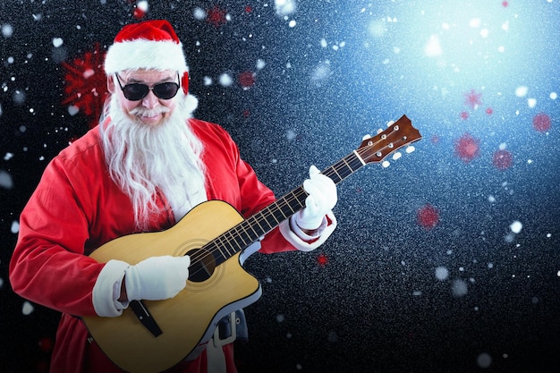 Imagem composta de sorridente Papai Noel tocando violão em pé