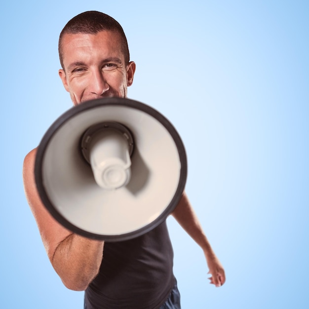 Imagem composta de treinador masculino gritando através do megafone