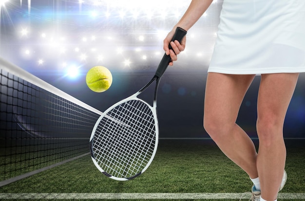 Imagem composta de um atleta jogando tênis com uma raquete