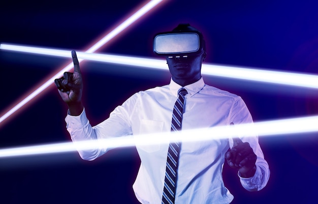 Foto imagem composta de um homem jogando um fone de ouvido de realidade virtual