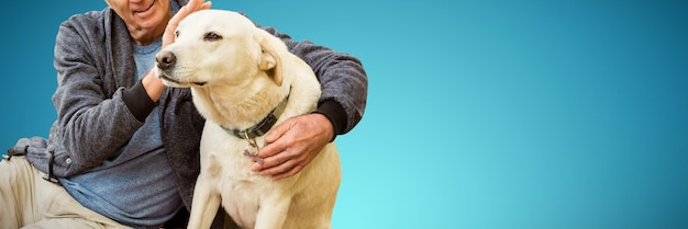 Imagem composta de um homem sorridente sentado acariciando seu cachorro de estimação