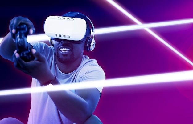 Imagem composta de um homem usando um fone de ouvido de realidade virtual e jogando videogame