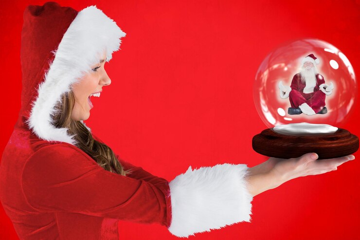Foto imagem composta de uma garota sexy de papai noel segurando um globo de neve contra um fundo vermelho