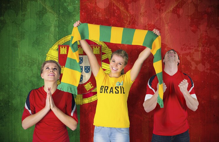 Foto imagem composta de vários fãs de futebol contra a bandeira de portugal em efeito grunge