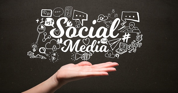 Imagem composta digital da mão sob gráficos de mídia social