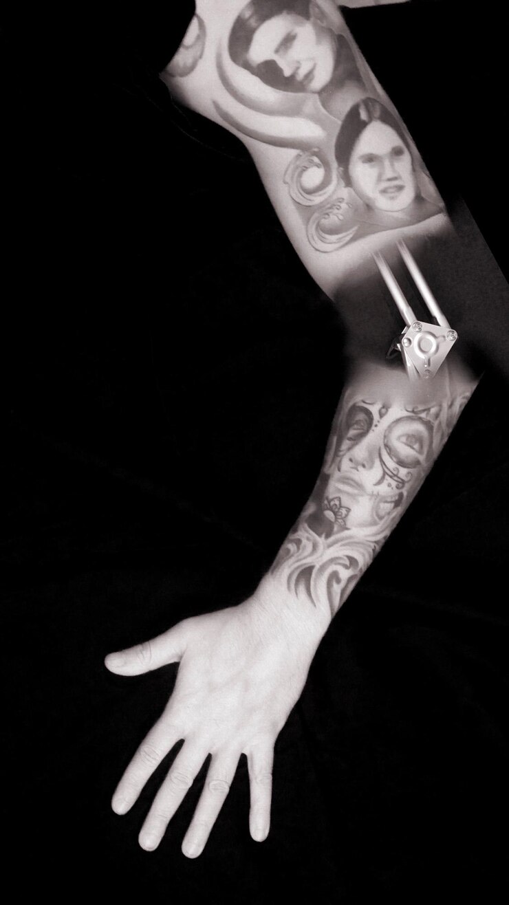 Foto imagem composta digital de braço robótico com tatuagem contra fundo preto