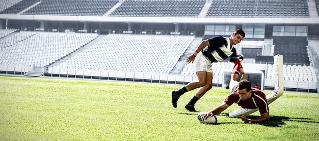 Imagem composta digital de dois jogadores de rugby segurando uma bola no estádio de esportes