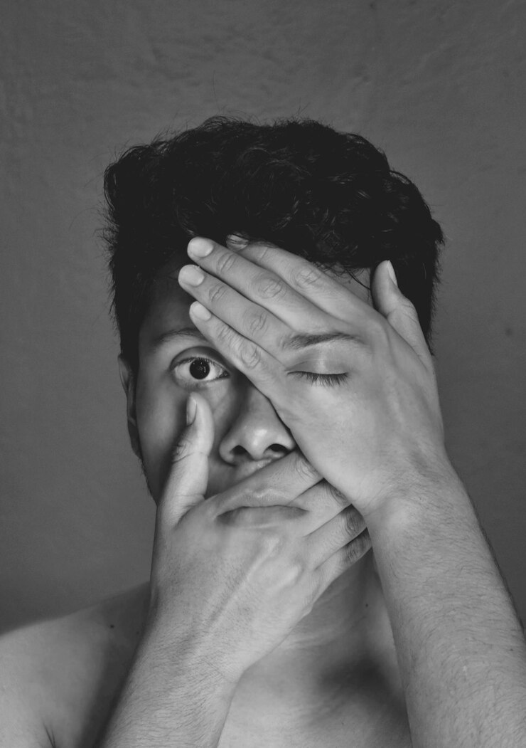 Foto imagem composta digital de mãos sobre olhos e boca