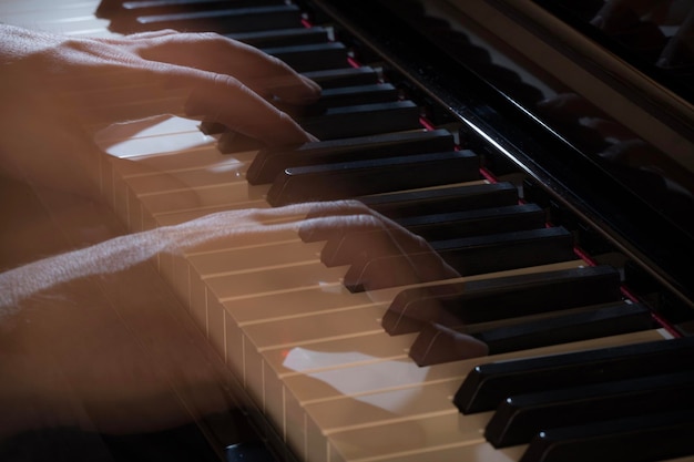 Imagem composta digital de mãos tocando piano