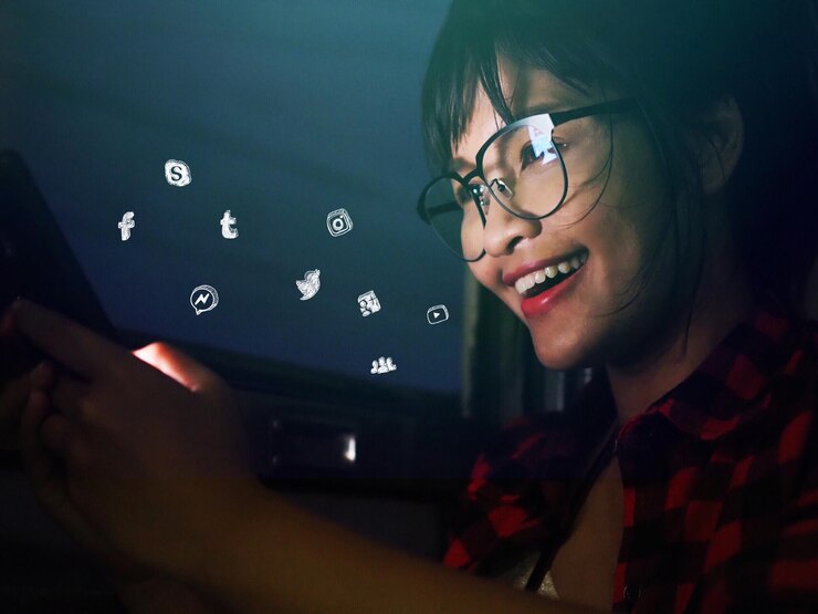 Foto imagem composta digital de mulher sorridente usando telefone celular com ícones