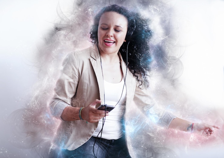 Foto imagem composta digital de uma jovem sorridente usando um telefone celular