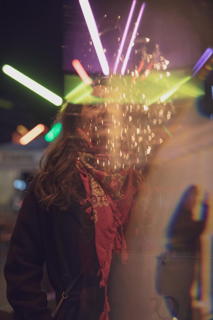 Foto imagem composta digital de uma mulher de pé contra luzes iluminadas à noite