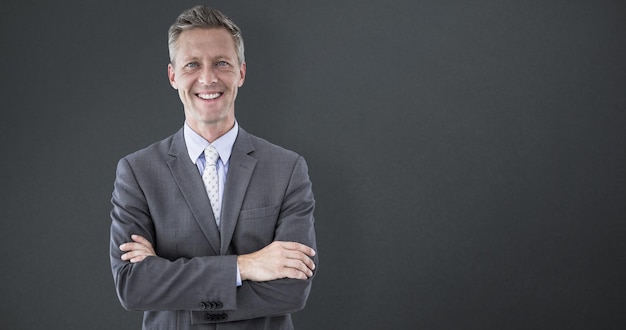 Imagem composta do retrato do empresário sorridente em pé com as mãos dobradas