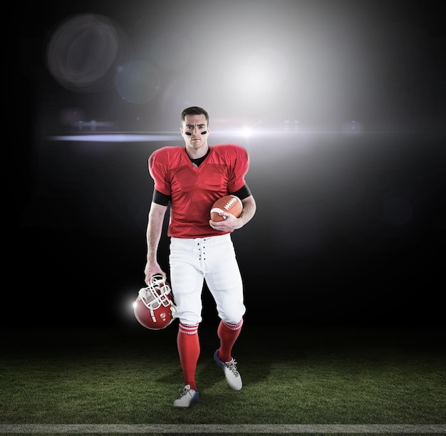 Imagem composta do retrato do jogador de futebol americano andando e segurando futebol e capacete