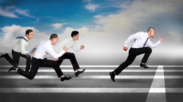 Imagem composta Homens de negócios correndo rápido na pista ganhador do conceito da competição de negócios líder