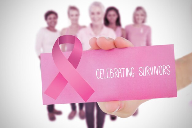 Foto imagem composta para conscientização do câncer de mama com texto no cartão