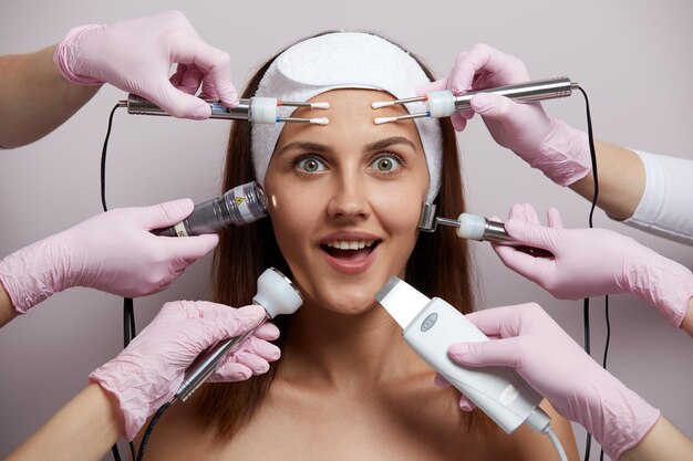 Imagem conceitual de beleza e cosmetologia das mãos de vários esteticistas segurando suas respectivas