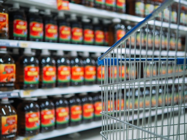 Foto imagem conceitual de carrinho de compras sobre prateleiras borradas de mercadorias