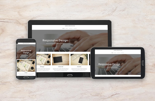 Imagem conceitual de tecnologia multidispositivo para tablet digital de apresentação de design responsivo e smartphone em várias orientações em um fundo de mármore