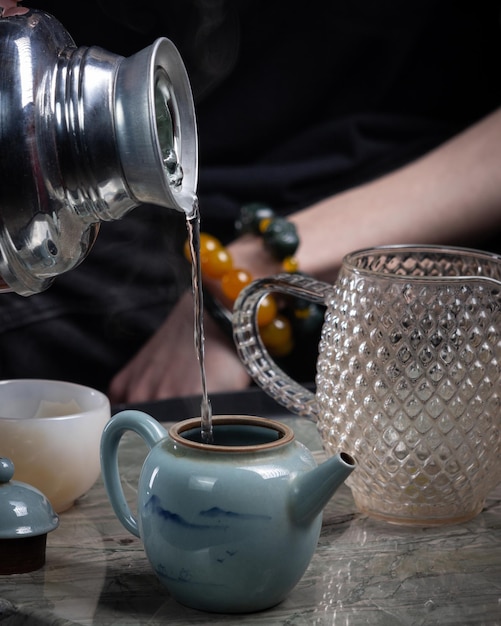 Imagem conservada em estoque do bule oriental de xícara de chá