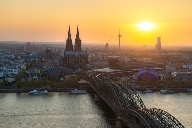 Imagem da água de colônia com catedral da água de colônia e rhine river durante o por do sol na água de colônia, alemanha.