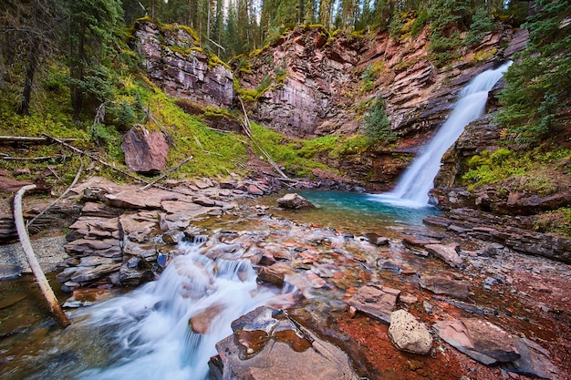 Imagem da bela cachoeira de água azul-petróleo no desfiladeiro