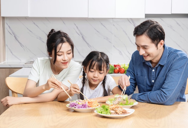 Imagem da família asiática na cozinha