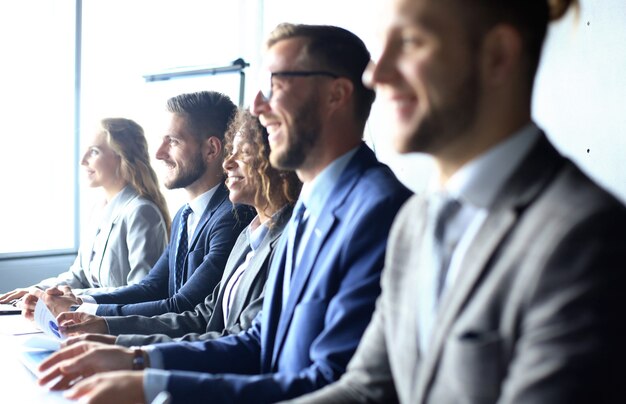 Imagem da linha de empresários trabalhando no seminário.