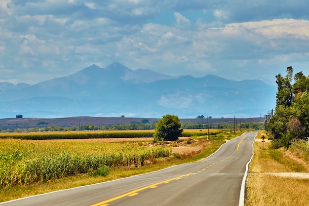 Imagem da paisagem de uma estrada no deserto com montanhas ao longe