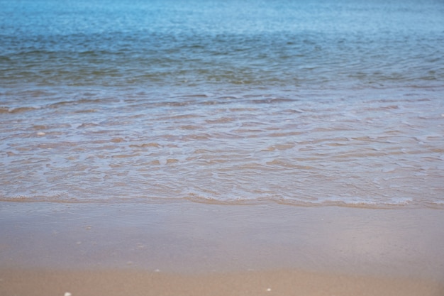 Imagem da paisagem de uma praia tropical branca com fundo azul do mar e do céu