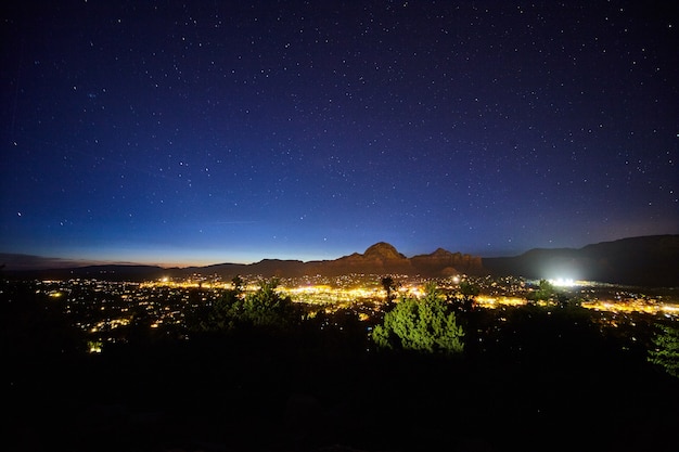 Imagem da paisagem noturna de Sedona, Arizona à noite com estrelas