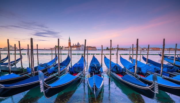 Imagem da paisagem urbana de Veneza, na Itália durante o nascer do sol com as gôndolas