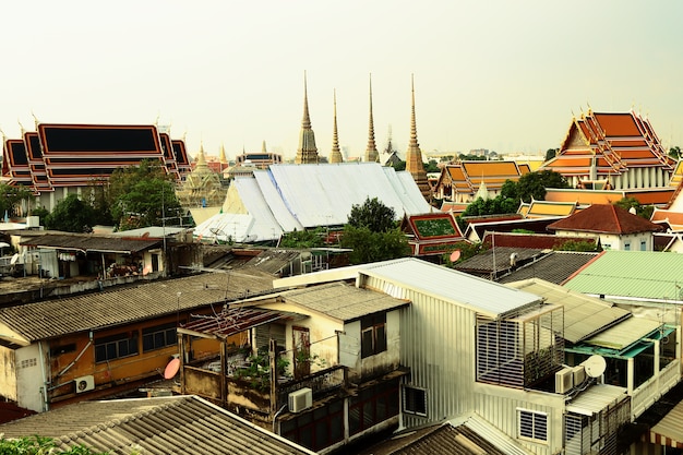 imagem da paisagem urbana, famoso templo com muitos casa de estilo no centro da cidade de Bangkok