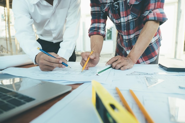 Imagem da reunião de engenheiros para projeto arquitetônico trabalhando com parceiros e ferramentas de engenharia no local de trabalho