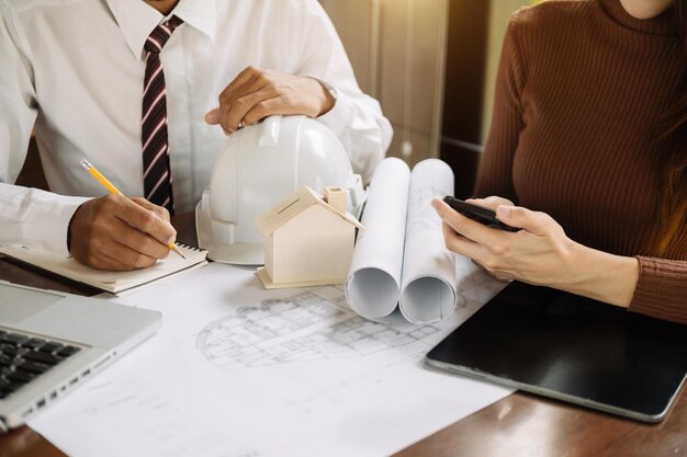 Foto imagem da reunião de engenheiros para projeto de arquitetura trabalhando com parceiros e ferramentas de engenharia no local de trabalhoxaxa