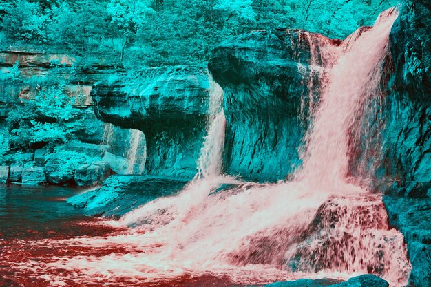 Imagem da selva em clima de cachoeiras e pedras cobertas de musgo nas Cataract Falls em infravermelho