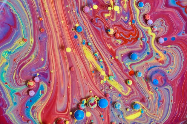 Imagem da superfície do arco-íris sedoso com pequenas esferas de acrílico flutuantes
